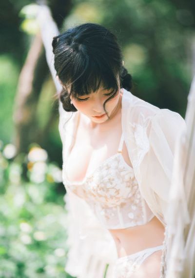 她唇之下_超清高清免费观看